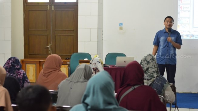Pendiri Komunitas kanmori Indonesia, Aang Hudaya saat  memberi edukasi soal merapikan rumah menggunakan metode Kanmori. (Suara.com/Firsta Nodia)  