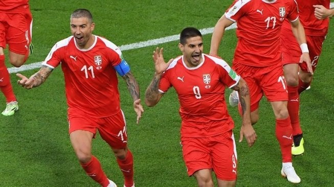 Penyerang Timnas Serbia, Aleksandar Mitrovic (kanan) merayakan golnya ke gawang Swiss bersama rekan-rekannya (Patrick HERTZOG / AFP)
