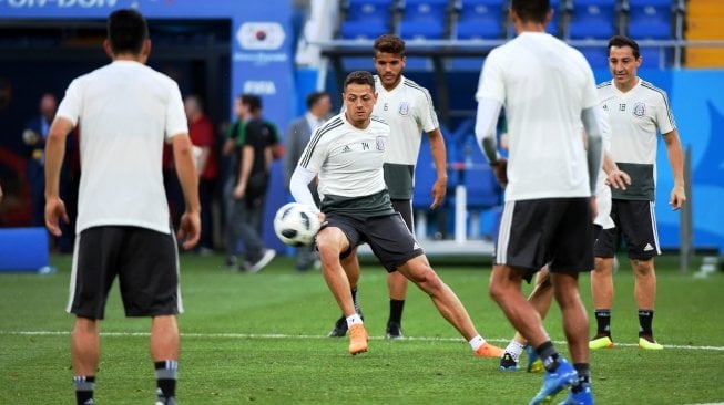 Pemain timnas Meksiko tampak sedang menjalani sesi latihan di Rostov Arena, Jumat (22/6/2018), jelang laga menghadapi Korea Selatan (Korsel) di penyisihan Grup F Piala Dunia 2018. [Khaled DESOUKI / AFP]