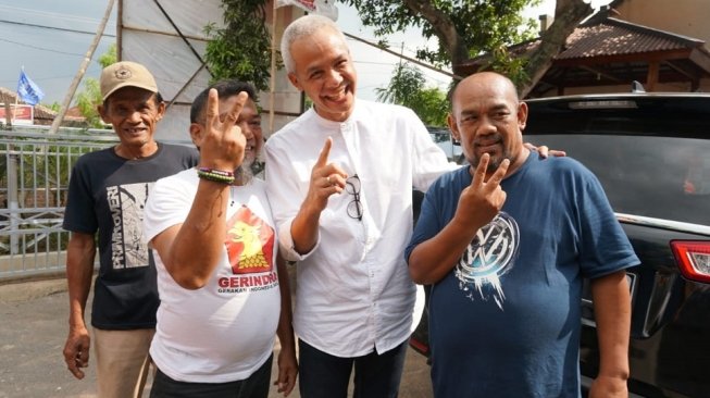 Lihat Gaya Ganjar Pranowo Kampanye di Rumah Adik Sudirman Said