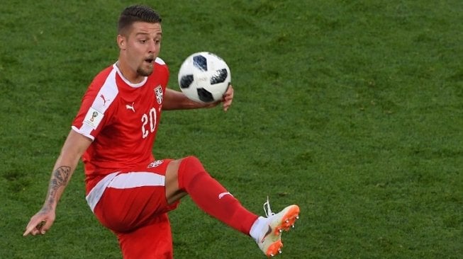 Gelandang Timnas Serbia, Sergej Milinkovic-Savic beraksi di laga kontra Swiss (Patrick HERTZOG / AFP)