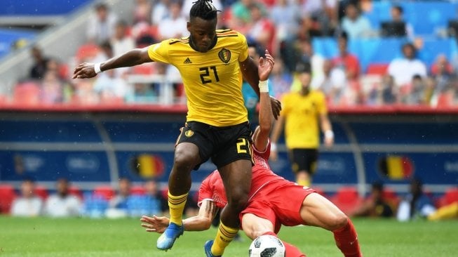 Aksi penyerang timnas Belgia, Michy Batshuayi (kuning), di daerah pertahanan Tunisia, dalam laga Grup G Piala Dunia 2018 di Stadion Spartak, Moskow, Sabtu (23/6/2018). [Francisco LEONG / AFP]