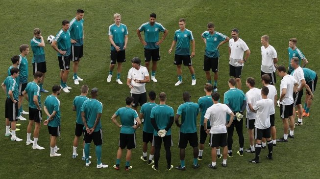 Pelatih Timnas Jerman, Joachim Low (tengah), memberikan arahan kepada anak asuhnya jelang pertandingan Grup F Piala Dunia 2018 melawan Swedia, Minggu (24/6/2018) dini hari WIB. [AFP/Adrian Dennis]