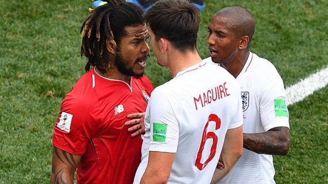 Pemain Inggris, Maguire bersitegang dengan pemain Panam, Torres. (Johannes EISELE / AFP)