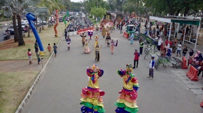 Pawai meriah di Laguna Ancol, tampak badut menggunakan egrang [Suara.com/Risna Halidi].