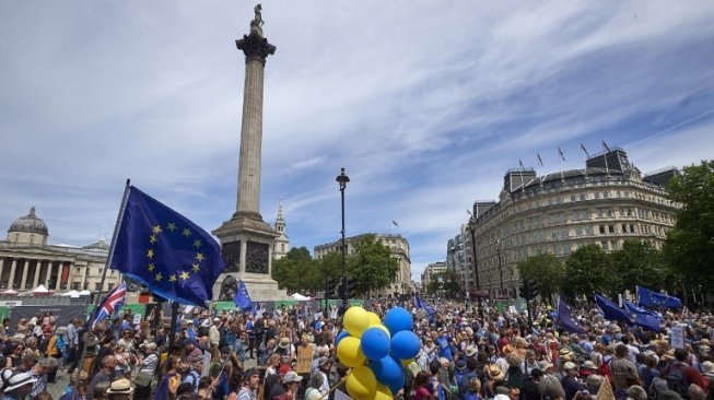 Puluhan ribu pengunjuk rasa di London (23/06/2018) membawa banner dan bendera dalam People's March, menuntut pemungutan suara kedua kali (people's vote) untuk putusan Brexit, sebelum benar-benar keluar dari EU [[Niklas Halle'n/AFP].