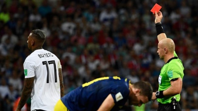 Wasit Szymon Marciniak asal Polandia memberikan kartu merah kepada bek Jerman Jerome Boateng. Jonathan NACKSTRAND / AFP