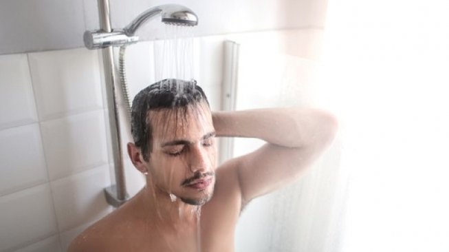 Ilustrasi seorang lelaki mandi air hangat. [Shutterstock]