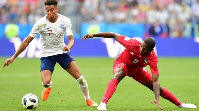 Pemain Inggris, Jesse Lingard dibayang-bayangi pemain Panama. (Martin BERNETTI / AFP)