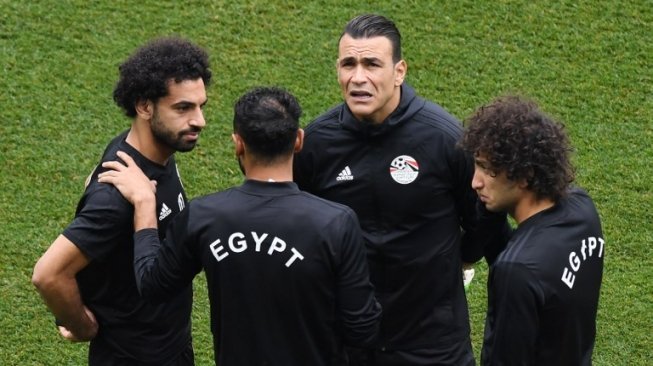Bintang Timnas Mesir, Mohamed Salah (kiri), tengah berdiskusi dengan rekan-rekannya dalam dalam latihan persiapan melawan Arab Saudi di laga terakhir penyisihan Grup A Piala Dunia 2018 di  Volgograd Arena, Rusia, Minggu (24/6/2018). [AFP/Mark Ralston]
