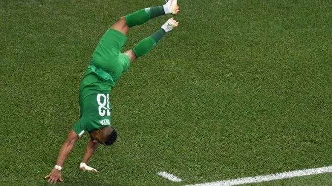 Striker Arab Saudi, Salem Al-Dawsari, merayakan golnya ke gawang Mesir dalam laga lanjutan penyisihan Grup A Piala Dunia 2018, di Volgograd Arena, Rusia, Senin (25/6). [AFP/Mark Ralston]