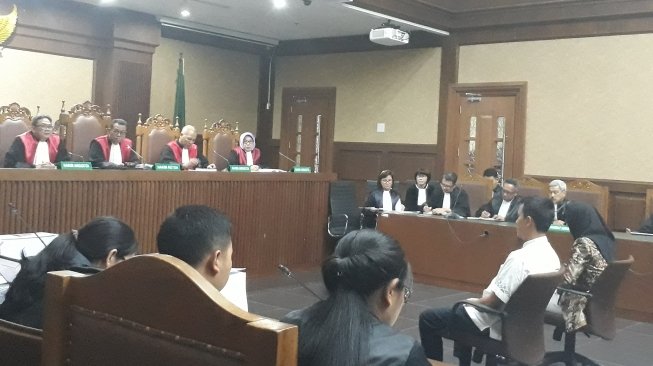 Sidang Tuntutan, Tak Ada Senyum dari Bibir Bupati Cantik Rita