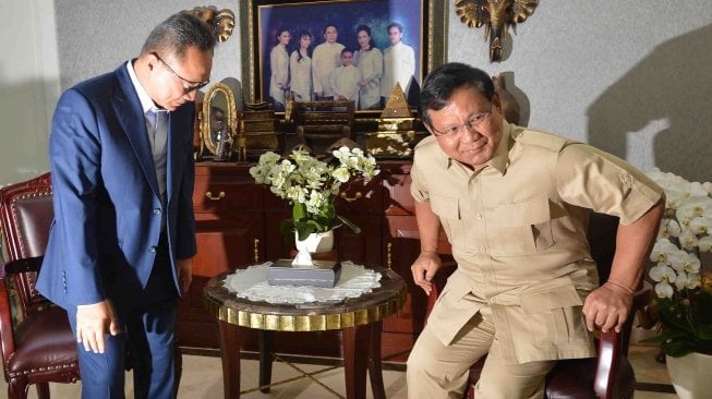 Ketua Umum Partai Gerindra Prabowo Subianto (kanan) melakukan pertemuan tertutup dengan Ketua MPR yang juga Ketua Umum Partai Amanat Nasional (PAN) Zulkifli Hasan di Jakarta, Senin (25/6).