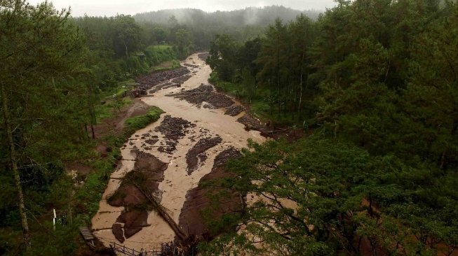 Bahwa Gunung Pandil di kompleks Gunung Raung Banyuwangi masih berpotensi longsor.