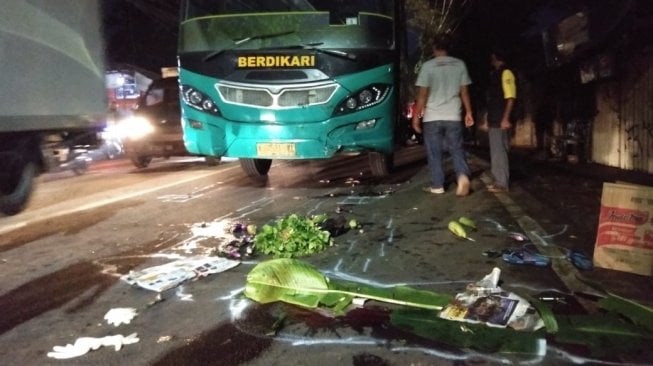 Belanja Sayuran di Tangerang, Suami Istri Ditabrak Bus