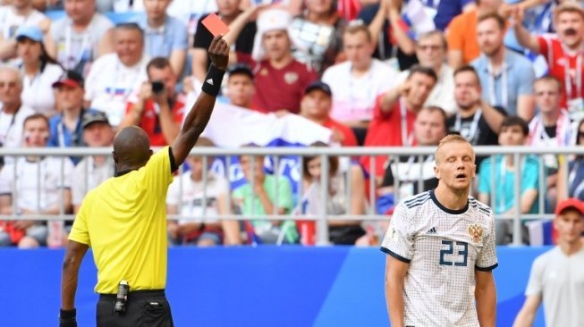 Pemain Rusia Igor Smolnikov mendapat kartu merah saat menghadapi Uruguay di pertandingan Grup A Piala Dunia 2018 yang digelar di Samara Arena, Senin (25/6/2018) [AFP]