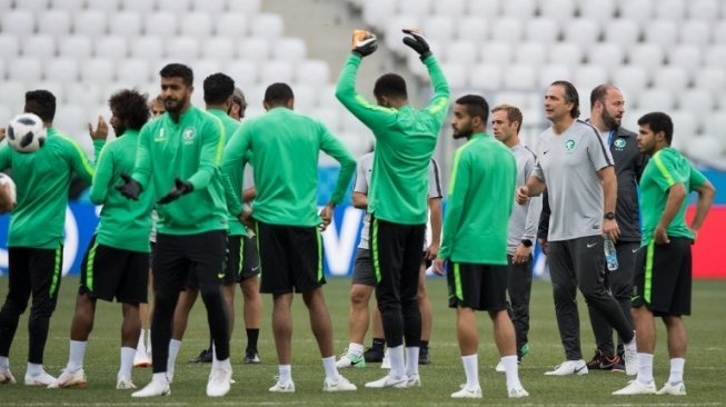 Pelatih Timnas Arab Saudi, Juan Antonio Pizzi (ketiga dari kanan), memberikan arahan kepada anak asuhnya dalam persiapan melawan Mesir di penyisihan terakhir Grup A Piala Dunia 2018, Senin (25/6). [AFP/Nicolas Asfouri]