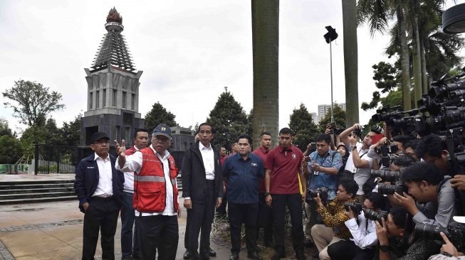 Presiden Joko Widodo (keempat kiri) didampingi Menteri PUPR Basuki Hadimuljono (ketiga kiri), Mensesneg Pratikno (kiri), Menpora Imam Nahrawi (kedua kiri) dan Ketua Inasgoc Erick Thohir (kelima kiri) meninjau Kompleks SUGBK Senayan di Jakarta, Senin (25/6). 