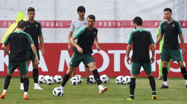 Sesi latihan para pemain Portugal di Kratovo, pinggiran Moskow, Minggu (24/6/2018), demi menghadapi laga Grup B Piala Dunia 2018 melawan Iran. [Francisco LEONG / AFP]