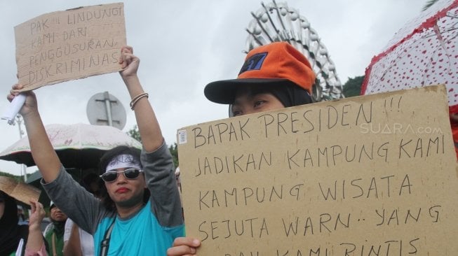 Warga komplek Kodam Tanah Kusir melakukan aksi di depan Istana, Jakarta, Senin (25/6). 