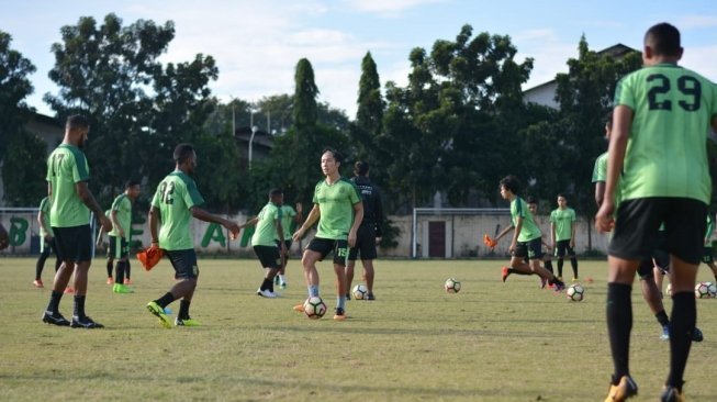 Para pemain Persebaya Surabaya melakukan latihan.(Suara.com/Dimas Angga P) 