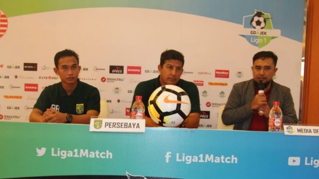 Pelatih Persebaya Surabaya Alfredo Vera (tengah) dan Pemain Abu Rizal (kiri) dalam junpa pers jelang laga melawan Persija Jakarta di Stadion PTIK. (dok. Media Persija).