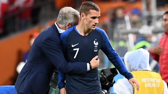 Pelatih Timnas Prancis, Didier Deschamps, memeluk pemain bintangnya, Antoine Griezmann, setelah ditarik keluar kala Prancis menang 1-0 atas Peru di Grup C Piala Dunia 2018, Kamis (21/6). [AFP/Franck Fife]