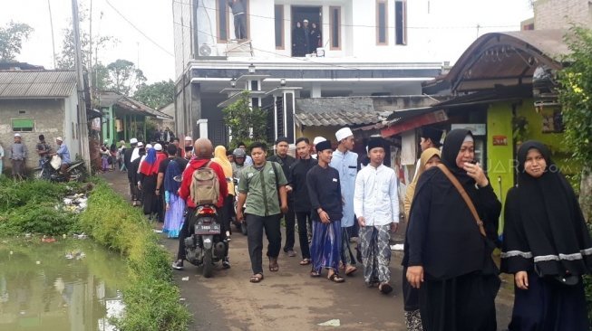 Suasana pemakaman Hari Moekti. [Putra Ramadhani]