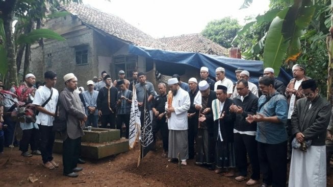 Suasana pemakaman Hari Moekti. [Putra Ramadhani]