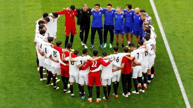 Pelatih Iran, Carlos Queiroz, memimpin pengarahan atas timnya dalam sesi latihan di Mordovia Arena, Saransk, Rusia, Minggu (24/6/2018), demi menghadapi laga Grup B Piala Dunia 2018 lawan Portugal. [Jack GUEZ / AFP]