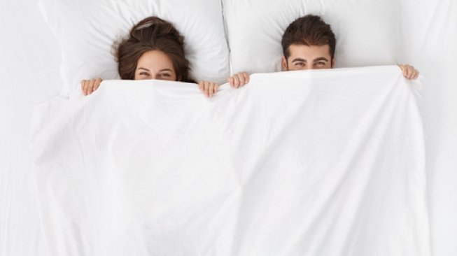 Ilustrasi pasangan di tempat tidur. (Shutterstock)