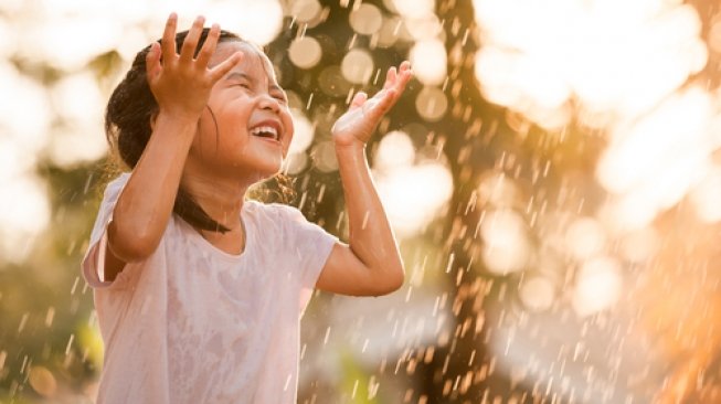 Ilustrasi anak main hujan-hujanan. (Shutterstock)