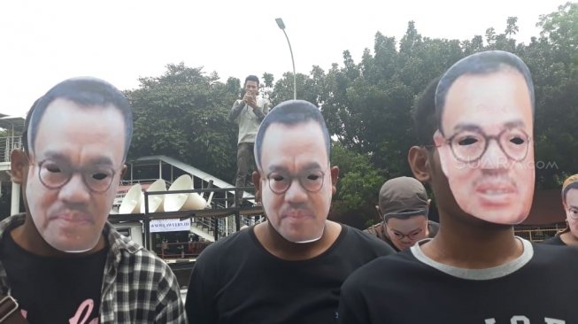 Massa Bertopeng Desak KPK Bongkar Kasus Sudirman Said