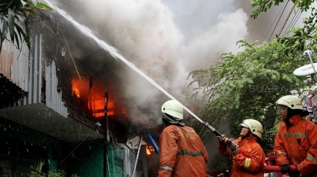 Kebakaran di Kelurahan Tanah Tinggi, Jakarta, Selasa (26/6).