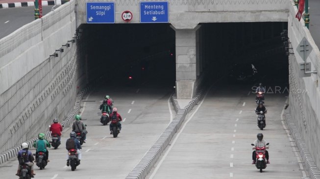  Sejumlah kendaraan melintas di underpass Mampang, Jakarta, Selasa (26/6).