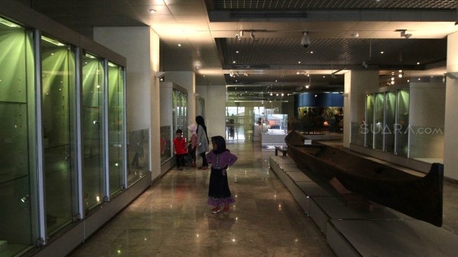 Warga mengamati benda bersejarah di Museum Nasional, Jakarta Pusat, Selasa (26/6).