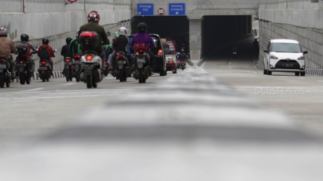 Jalan Buncit-Mampang Macet Parah, Besi Penutup Salurah Air Jeblos di Underpass Mampang Jadi Biang Kerok