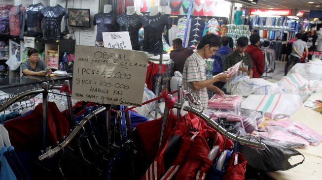 Suasana Pasar Tanah Abang, Jakarta, Selasa (26/6).