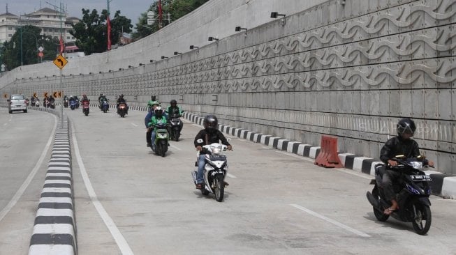  Sejumlah kendaraan melintas di underpass Mampang, Jakarta, Selasa (26/6).