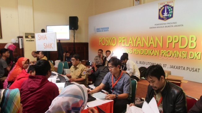 Posko pelayanan dan pengaduan Penerimaan Peserta Didik Baru (PPDB) Online di SMK Negeri 1 Jakarta Pusat, Selasa (26/6). 