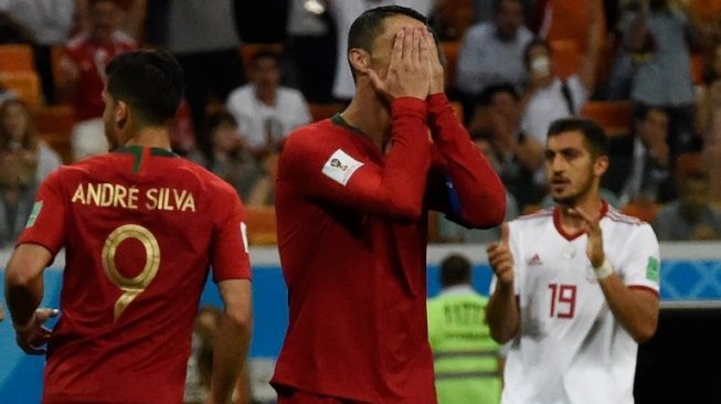 Reaksi kecewa penyerang Timnas Portugal, Cristiano Ronaldo (tengah) usai gagal menjebol gawang Iran via titik putih (JUAN BARRETO / AFP)