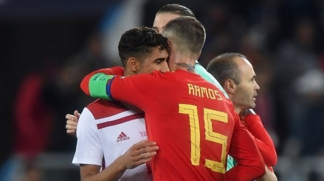 Bek Spanyol Sergio Ramos (kanan) memeluk bek Maroko Achraf Hakimi usai pertandingan. Attila KISBENEDEK / AFP
