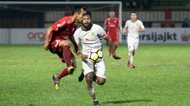 Pemain Persija Jakarta Riko Simanjuntak berebut bola dengan pemain Persebaya Surabaya dalam laga yang berlangsung di Stadion PTIK, Selasa (26/6/2018) (dok. Media Persija).