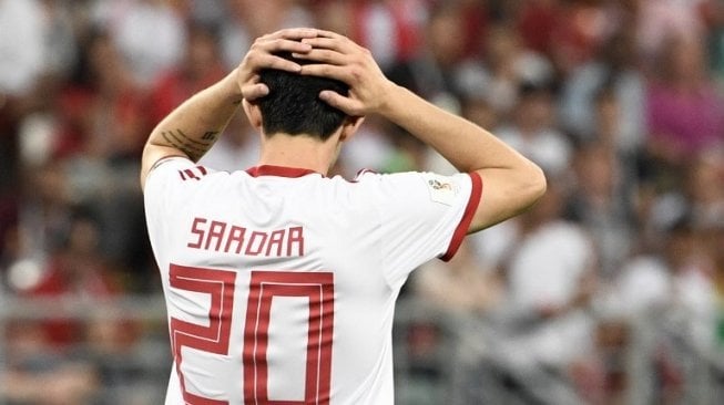 Reaksi kecewa penyerang Timnas Iran, Sardar Azmoun usai gagal memanfaatkan peluang di laga kontra Portugal (Filippo MONTEFORTE / AFP)