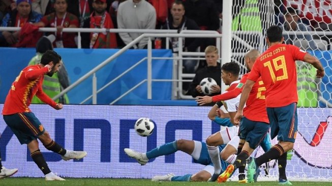 Gelandang Spanyol Isco (kiri) mencetak gol. Patrick HERTZOG / AFP