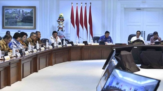 Presiden Joko Widodo (kedua kanan) didampingi Wakil Presiden Jusuf Kalla (kanan) memimpin rapat terbatas tentang perkembangan persiapan pertemuan tahunan International Monetary Fund-World Bank Tahun 2018 di Kantor Presiden, Jakarta, Selasa (26/6).