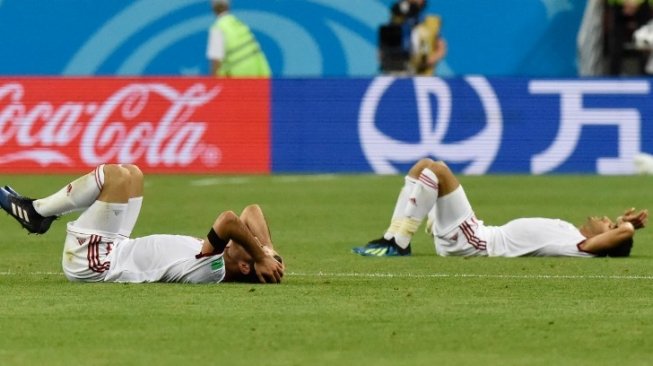 Ekspresi kekecewaan para pemain Iran, usai hanya bisa bermain imbang 1-1 melawan Portugal. Iran gagal melaju ke babak 16 besar Piala Dunia 2018 usai hanya menempati ketiga klasemen akhir Grup B (JUAN BARRETO / AFP)