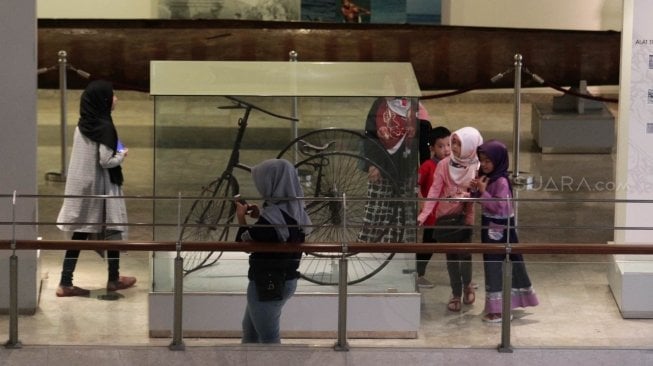 Warga mengamati benda bersejarah di Museum Nasional, Jakarta Pusat, Selasa (26/6).