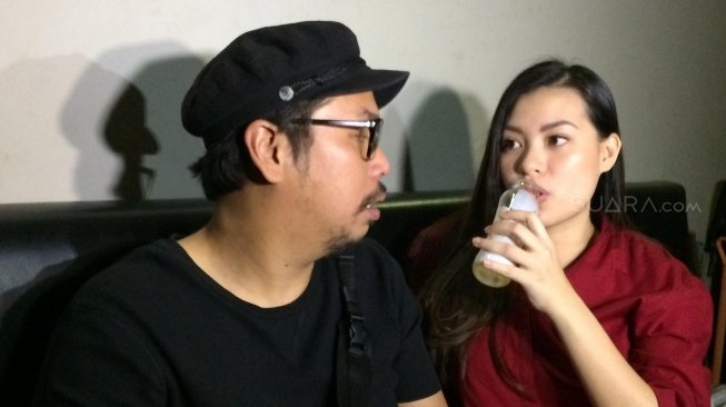 Sammy Simorangkir dan Viviane di kawasan Gandaria, Selasa (26/6/2018) [Suara.com/Wahyu Tri].