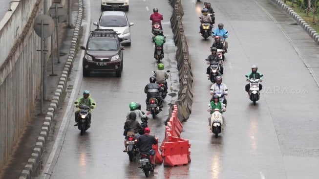 Sejumlah pengendara motor melawan arus lalu lintas di Jalan M Saidi Raya, Jakarta Selatan, Rabu (27/6)